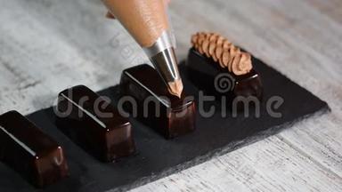 用奶油装饰巧克力<strong>慕斯</strong>蛋糕。 法式摩丝蛋糕上覆盖着巧克力釉。